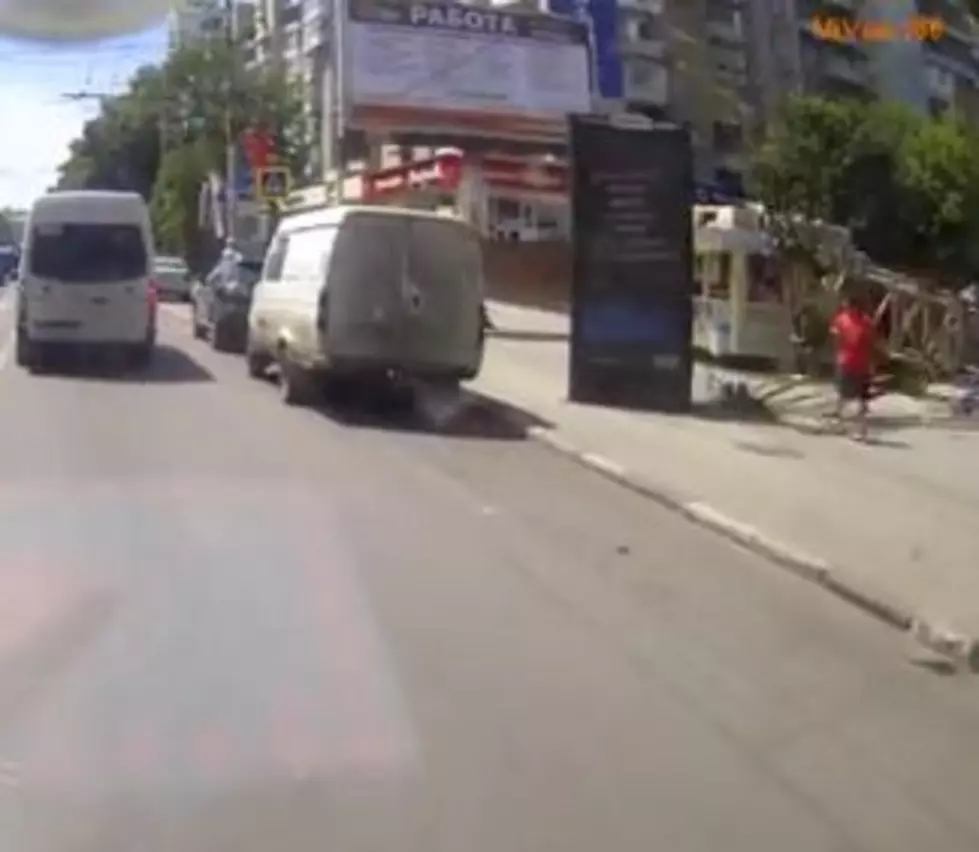 A Guy Barely Avoids Being Crushed by a Falling Crane [VIDEO]