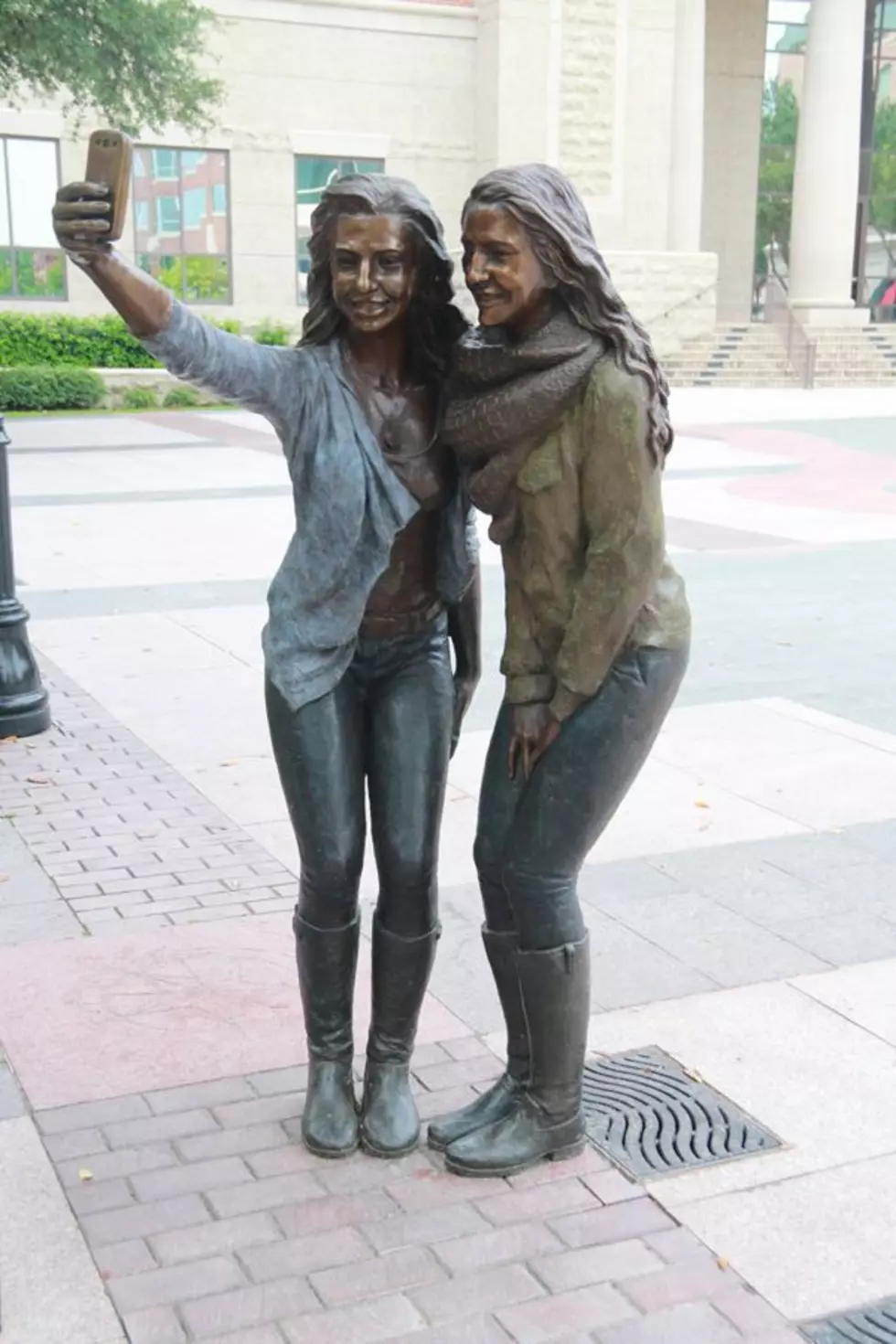 New Selfie Statue in Texas Draws Criticism