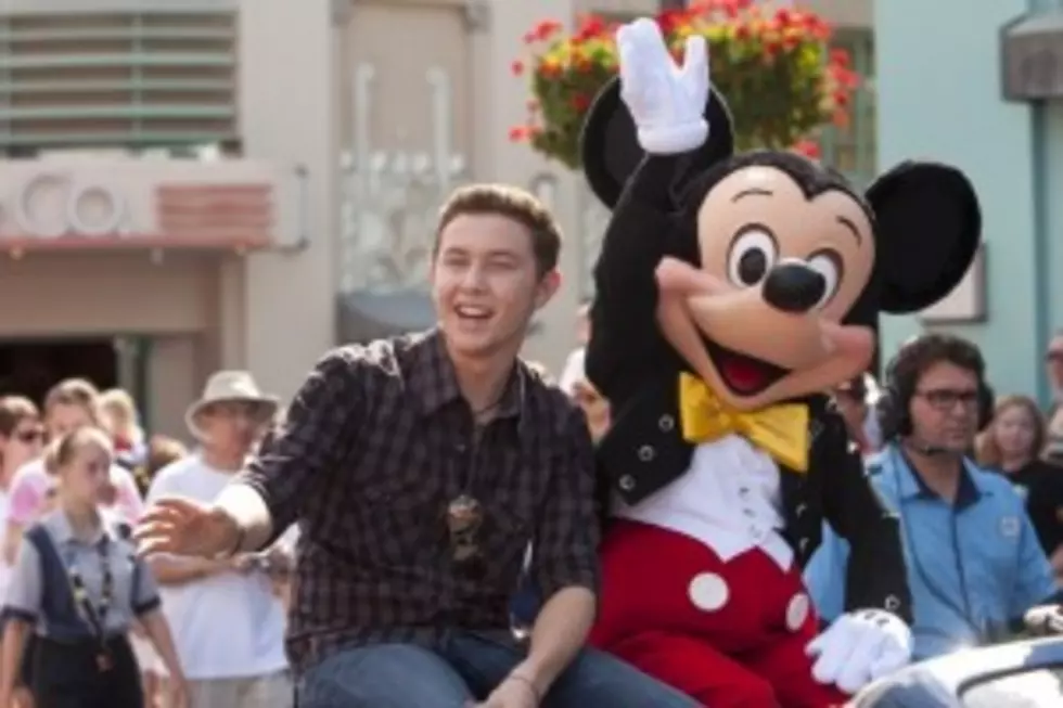 Scotty McCreery Hangs With Mickey Mouse [VIDEO]