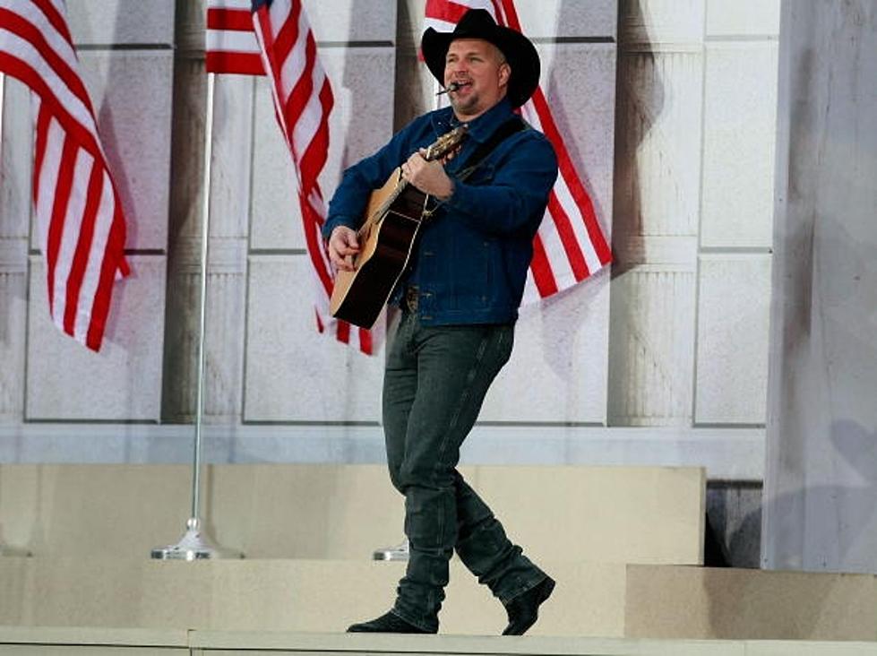 Duh! Garth Brooks Recognized in Oklahoma Courtroom [VIDEO]