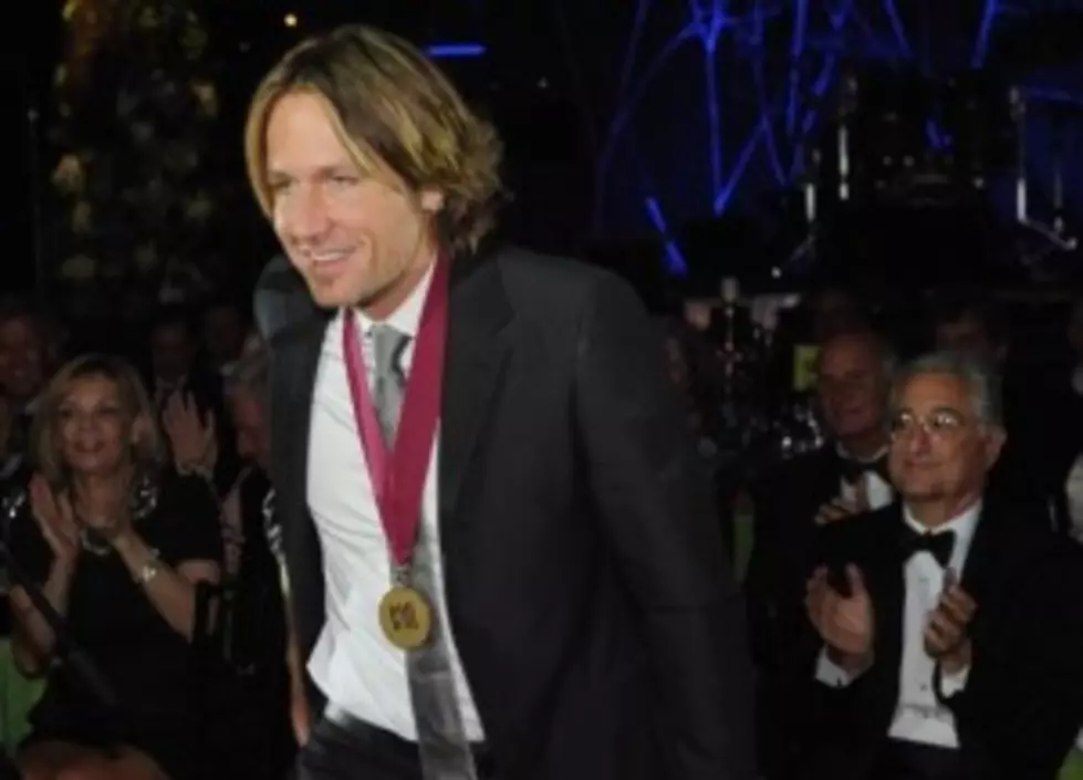 Keith Urban Sings in His Sleep in a Very High Voice [VIDEO]