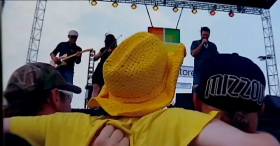 Two Strangers Help Disabled Man See at a Blake Shelton Concert [VIDEO]
