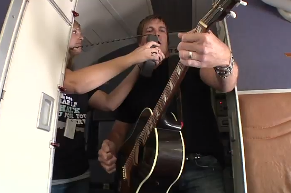 Jack Ingram Tips a Hat to Purple Heart Recipient at 35,000 Feet in the Air