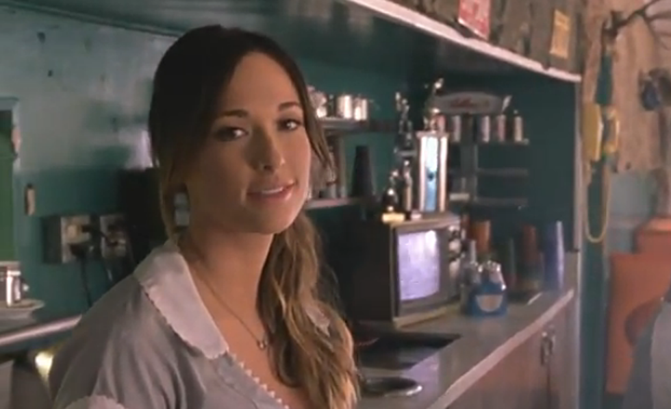 Kacey Musgraves ‘Blowin’ Smoke’ in Her New Music Video [VIDEO]