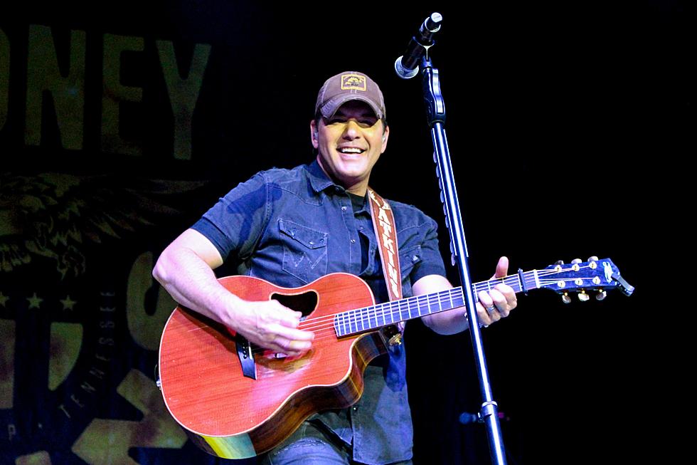Rodney Atkins Blows Away a Packed House at the South Plains Fair