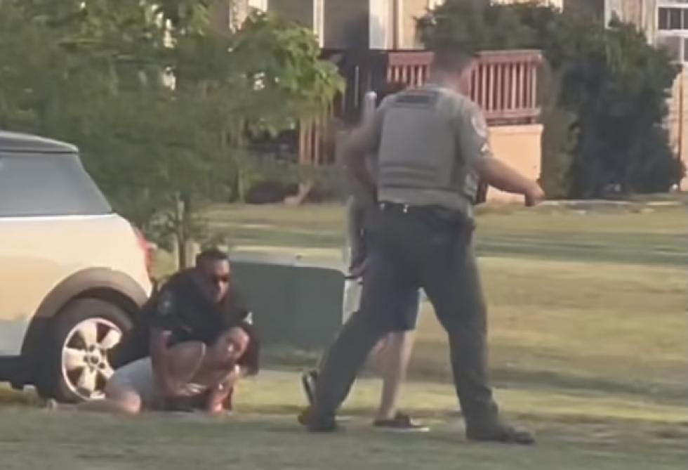 Texas Neighborhood Gathers to Watch Crazy Couple Get Arrested [Video]