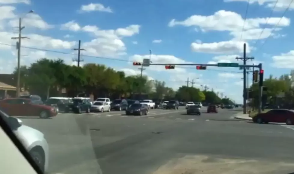 Traffic Light Malfunctions at 82nd and Quaker Ave [Video]