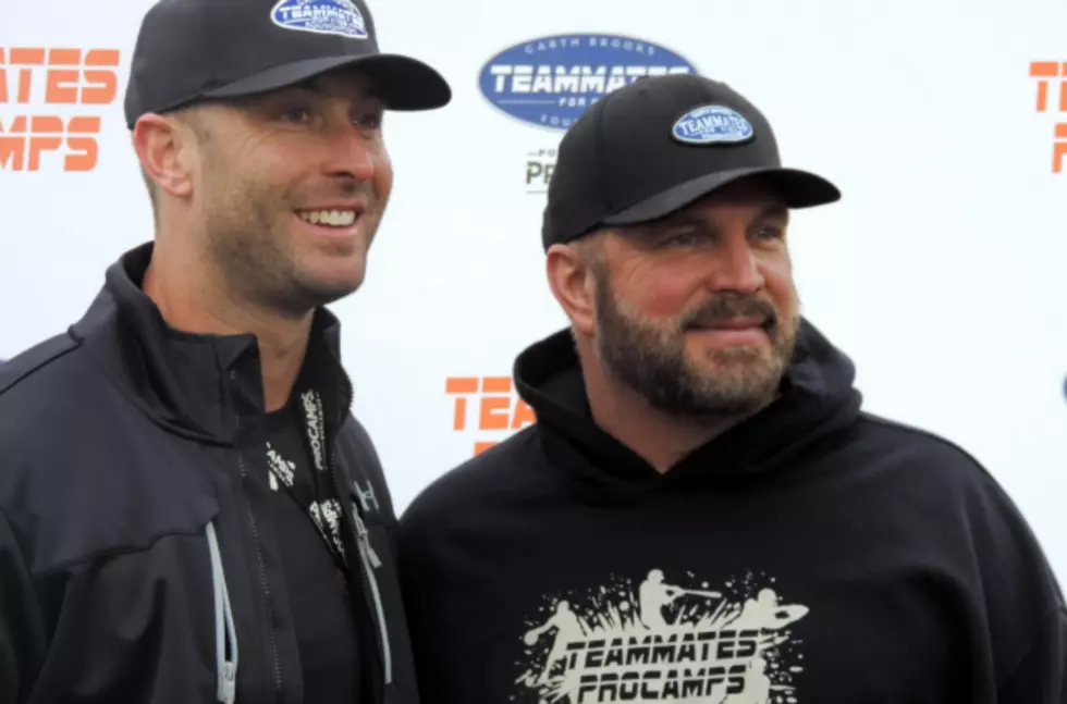 Garth Brooks Teams Up With Kliff Kingsbury to Inspire Kids in Lubbock [Video]