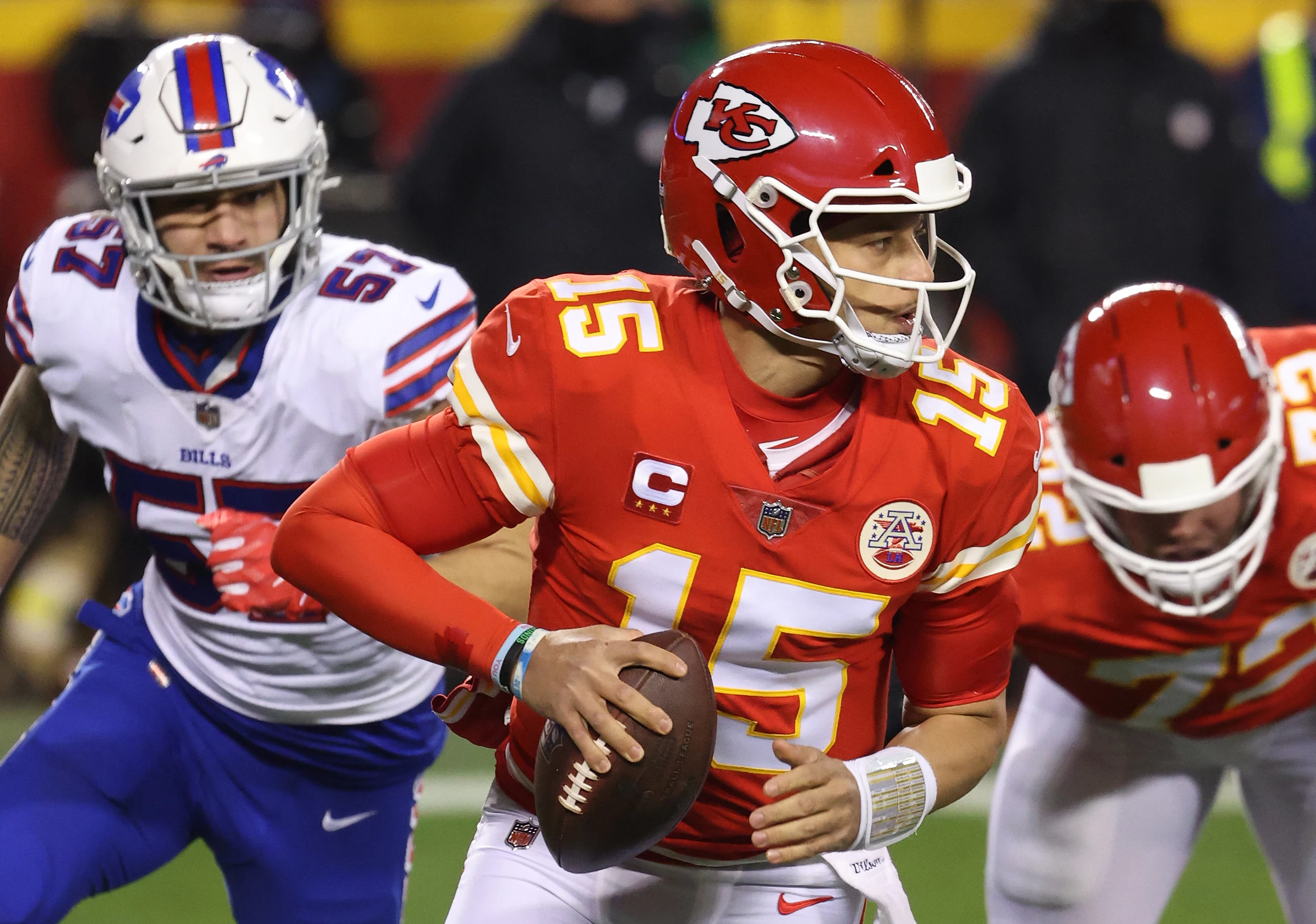 Chiefs' Patrick Mahomes surprises Whitehouse High School football team