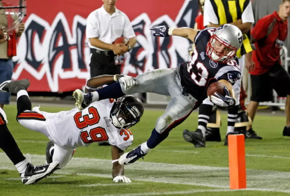 New England’s Wes Welker Exits Preseason Game With Neck Injury