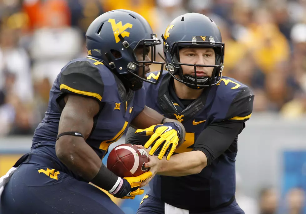 West Virginia Quarterback Skyler Howard Spits in Wendell Smallwood&#8217;s Hand [Video]