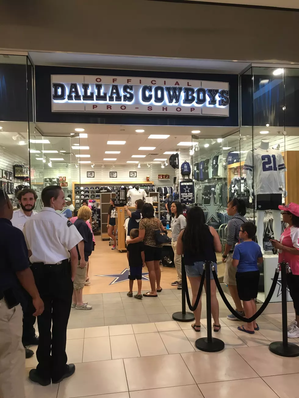 Dallas Cowboys Fans Flock to the South Plains Mall to Meet Mickey Spagnola & Rowdy [Photos, Video]