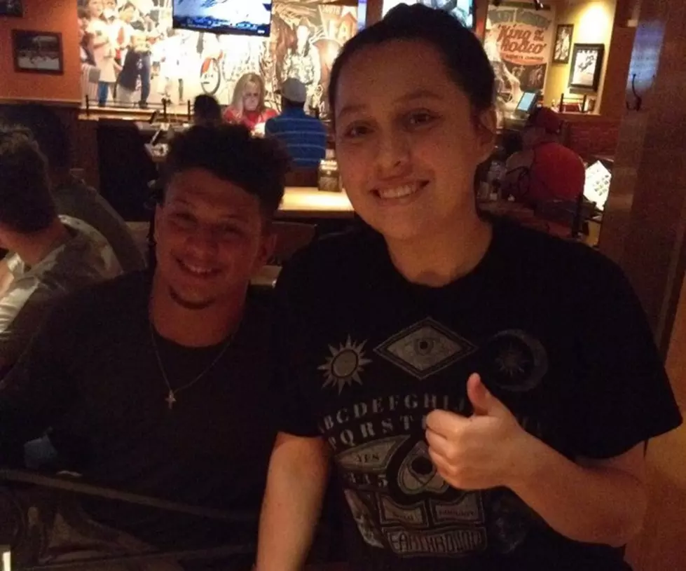 Patrick Mahomes Puts His Stardom Aside for Impromptu Autograph Session at Applebee’s