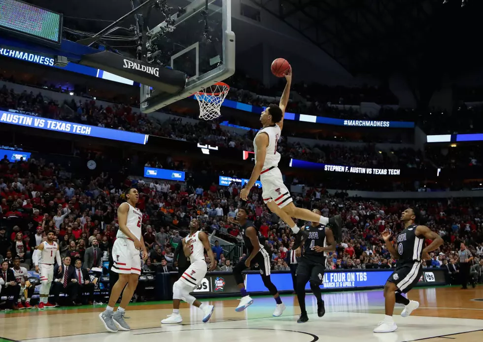 Zach Smith Can Still Throw Down Dominant Dunks