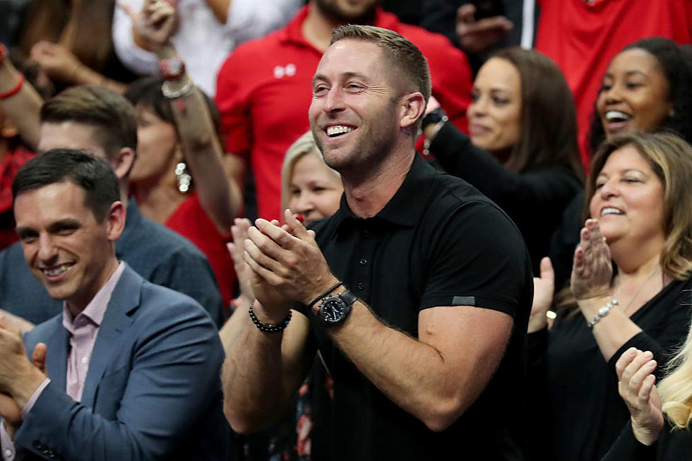 Kliff Kingsbury Has Hilarious Response to Player’s Helmet Problem