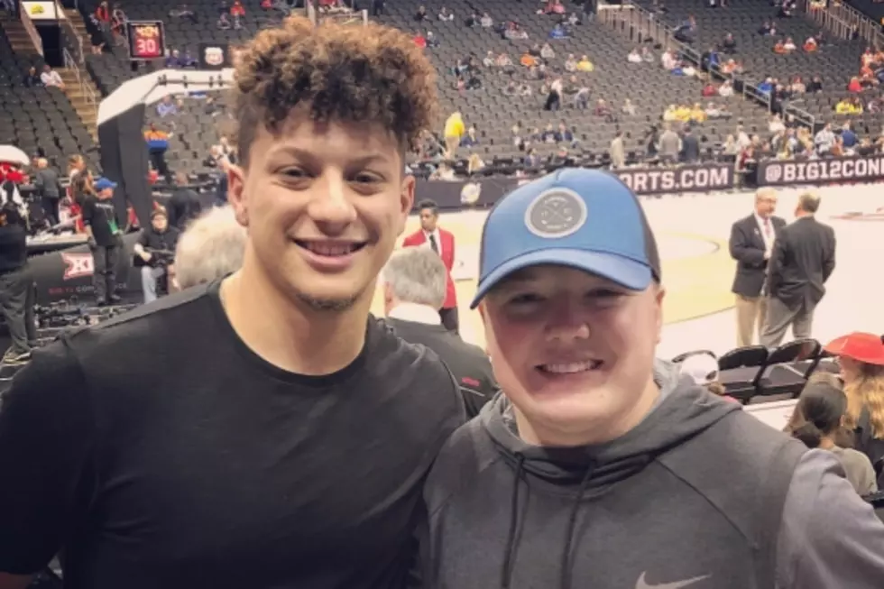 Patrick Mahomes Takes Pics With Texas Tech Fans at Big 12 Tourney