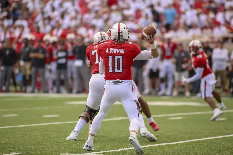 Texas Tech Quarterback Alan Bowman Takes Selfies With Young Fans