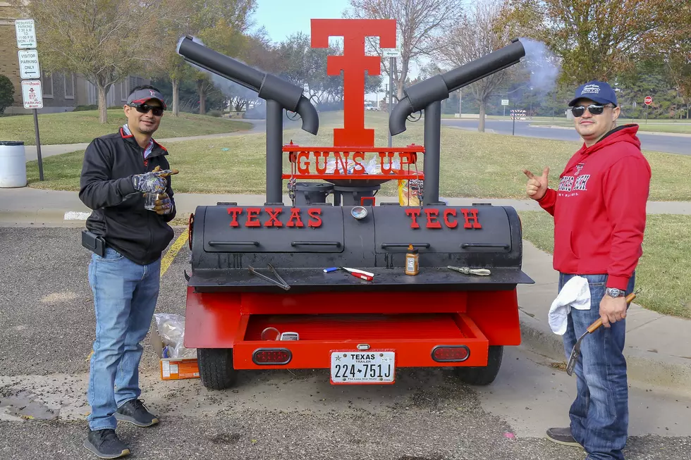 Texas Tech Fans Brave the Bitter Cold to Tailgate for Texas Game