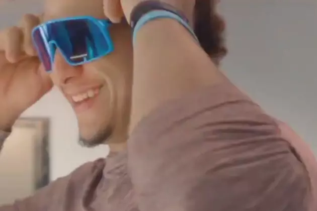 Patrick Mahomes gets Oakley sunglasses via spaceship in video