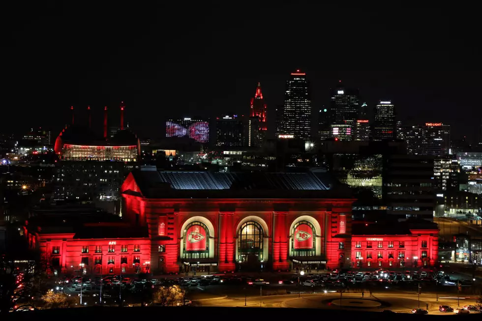 Kansas City Lights Up Union Station For Patrick Mahomes' Daughter