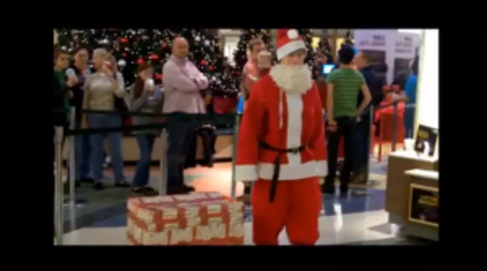 Santa And Elf Breakdance In The Middle Of The Mall [VIDEO]
