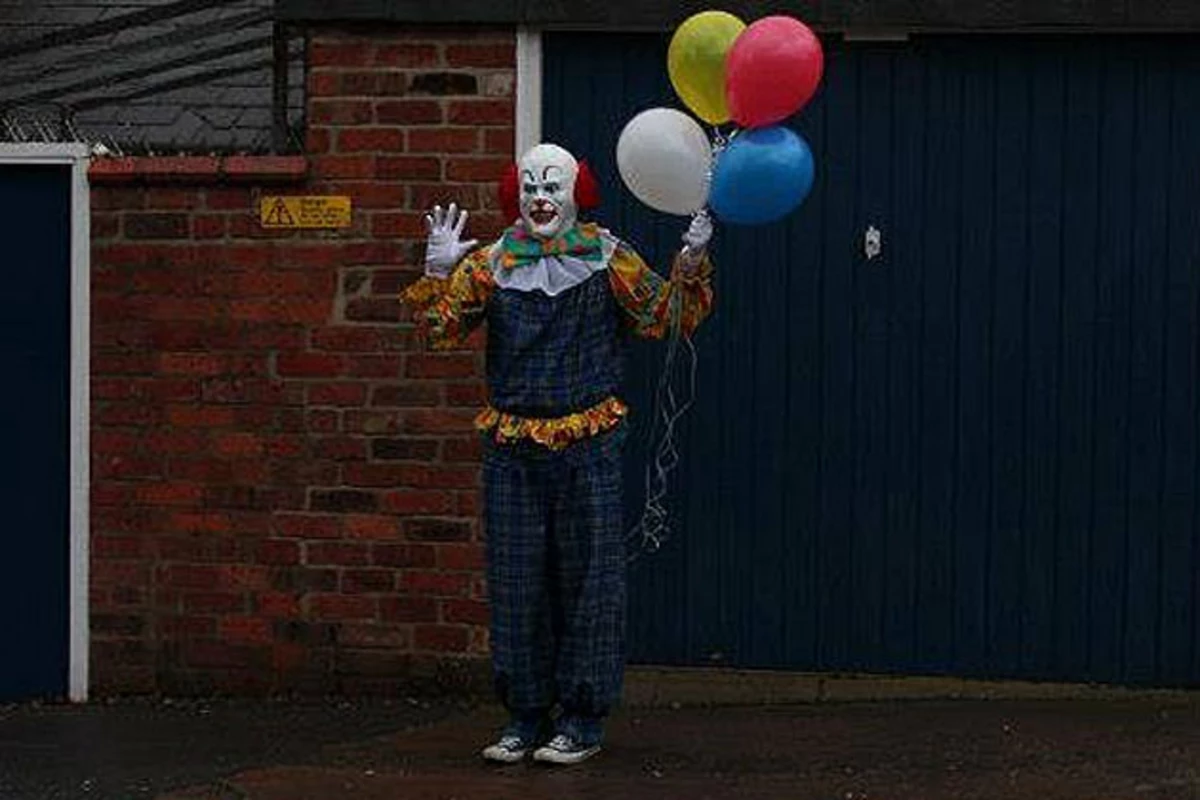Клоун 1488. Нортгемптонский клоун. Клоун на улице. Страшный клоун за окном.