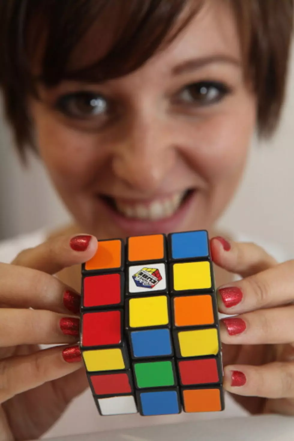 Awesome Juggler Solves Rubik’s Cube In Under A Minute
