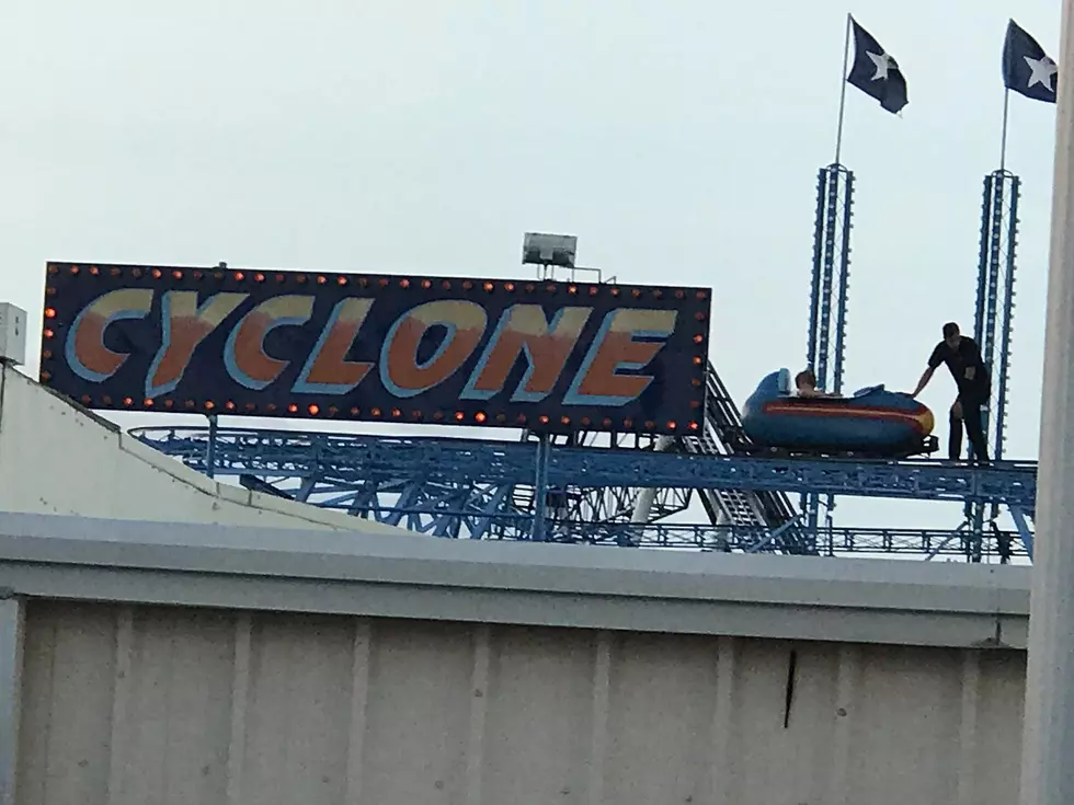 Wonderland Employees Quickly Helps Boy Stuck On Roller Coaster