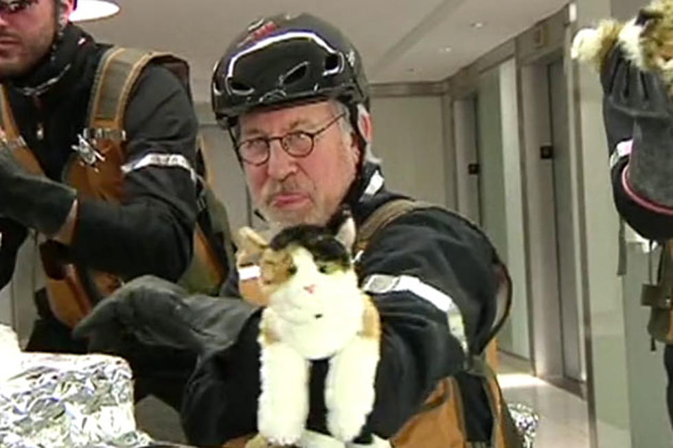 &#8216;SNL&#8217;s&#8217; Digital Short With Steven Spielberg Combines &#8216;Jurassic Park,&#8217; &#8216;E.T.&#8217; and More – Plus Cats