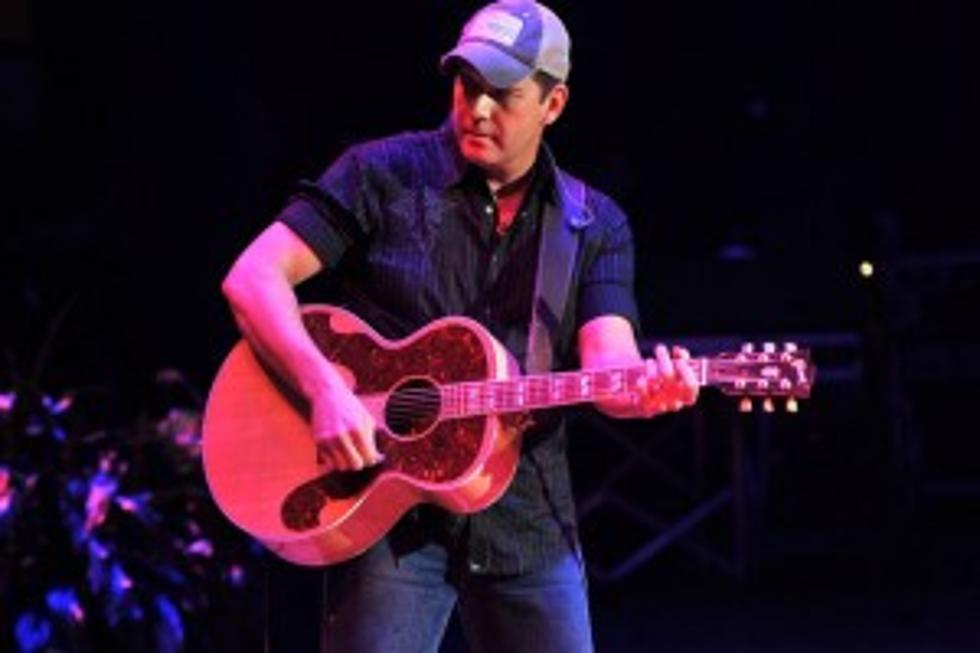 Rodney Atkins Likes When The Crowd Gets Along During His Concert