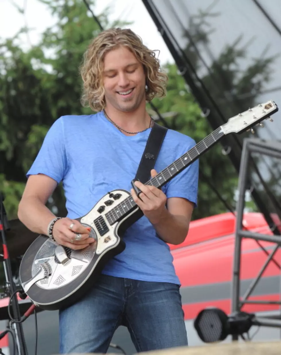 Casey James Fan Tattoos ‘Good Life’ Lyrics On Her Foot [PICTURE]