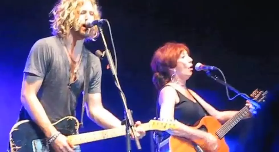 Casey James Invites His Mom To Sing With Him Onstage