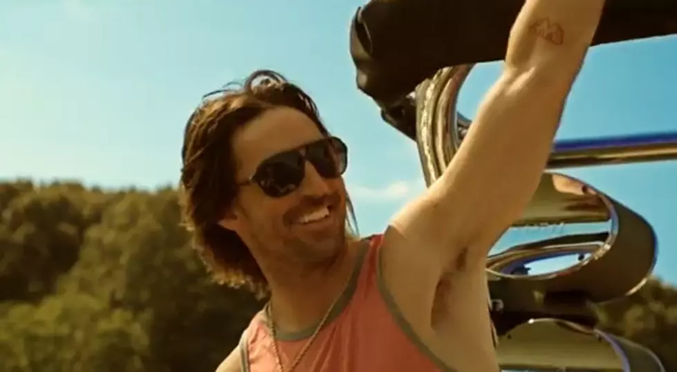 Jake Owen Is Livin&#8217; The Life In The New &#8216;Day&#8217;s Of Gold&#8217; Video