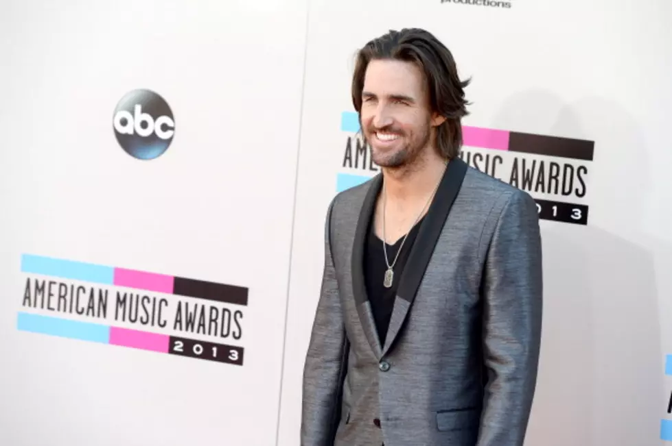 Jake Owen Connects With Fans Through Social Media