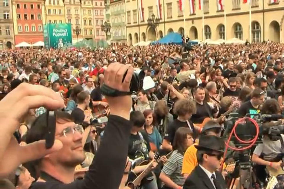 Over 7,000 Guitarists Pay Tribute to Jimi Hendrix, Break World Record