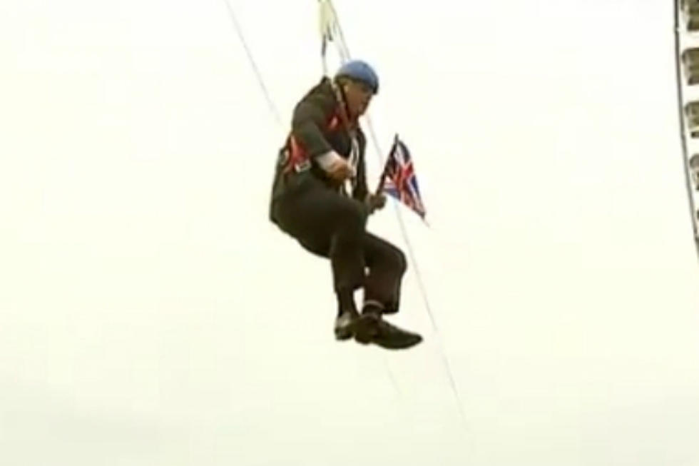 London Mayor Rides Zip Line For Olympics, Gets Stuck