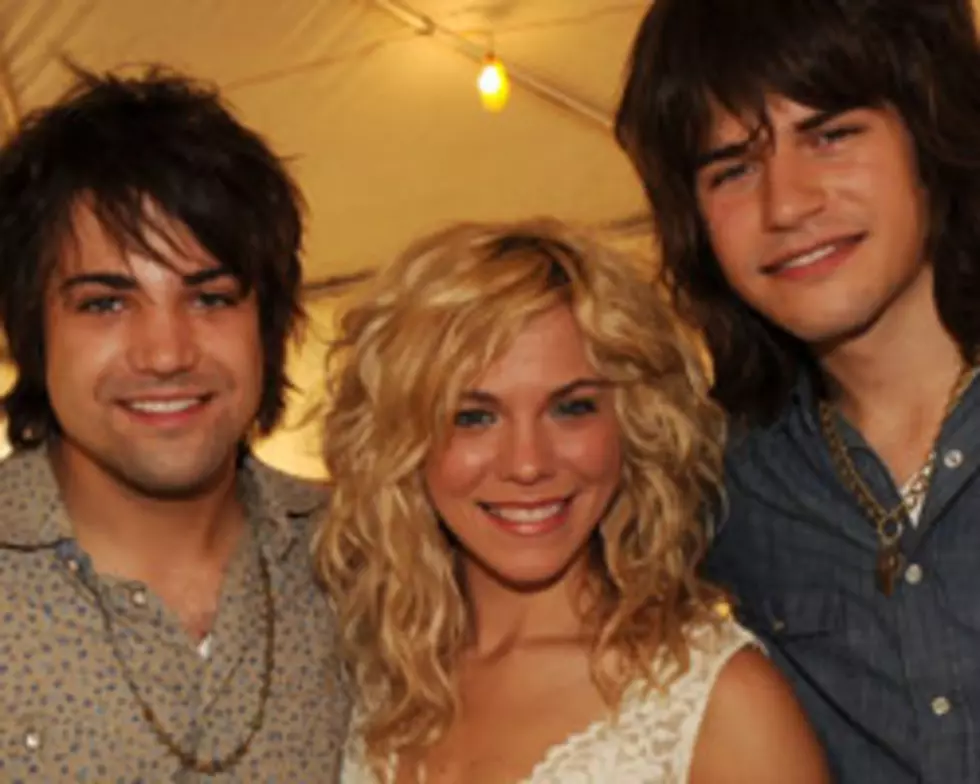 The Band Perry Issue a Christmas Warning + More &#8211; Today&#8217;s Tweets