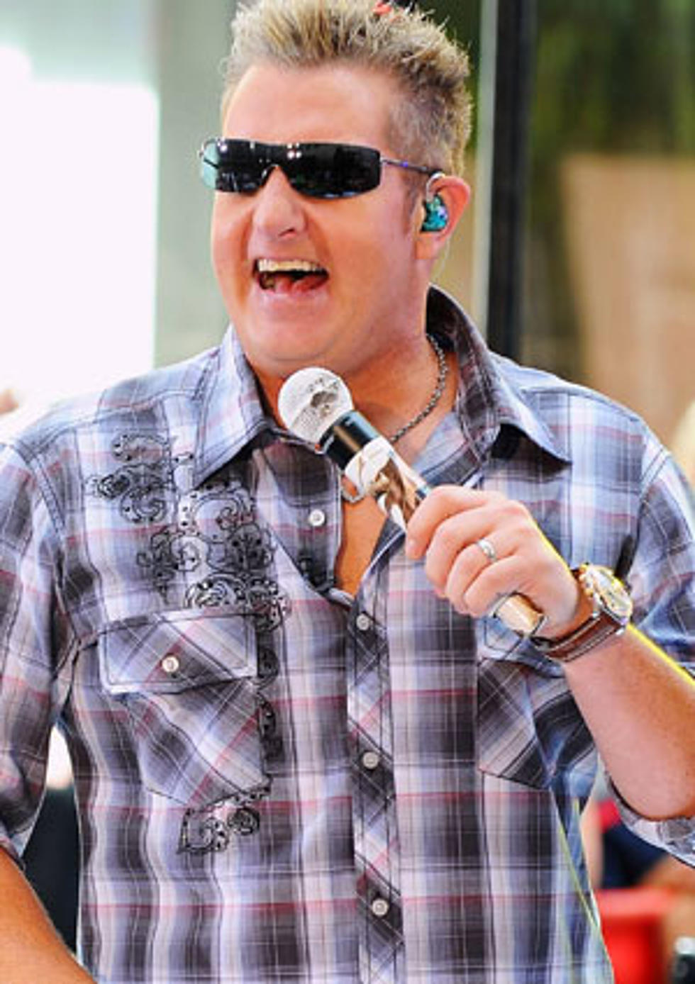 Rascal Flatts&#8217; Gary LeVox Gets Fit With the Shake Weight