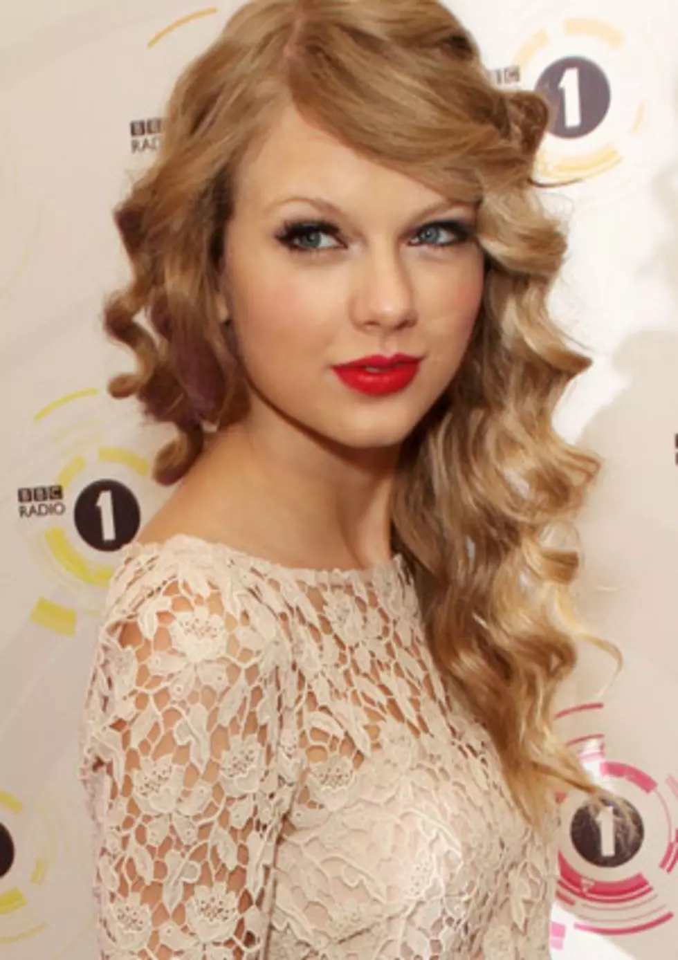 Taylor Swift&#8217;s Hair Makes Hollywood Plastic Surgeons&#8217; &#8216;Perfect&#8217; List