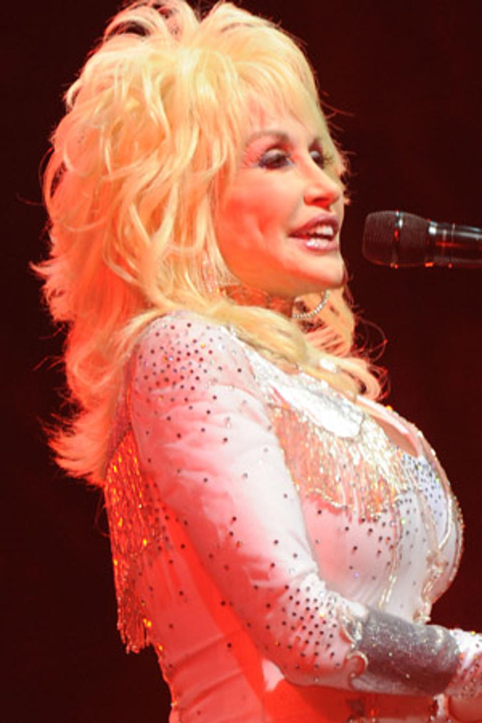 Dolly Parton Gives Children Books as Her Literacy Campaign Heads to Scotland