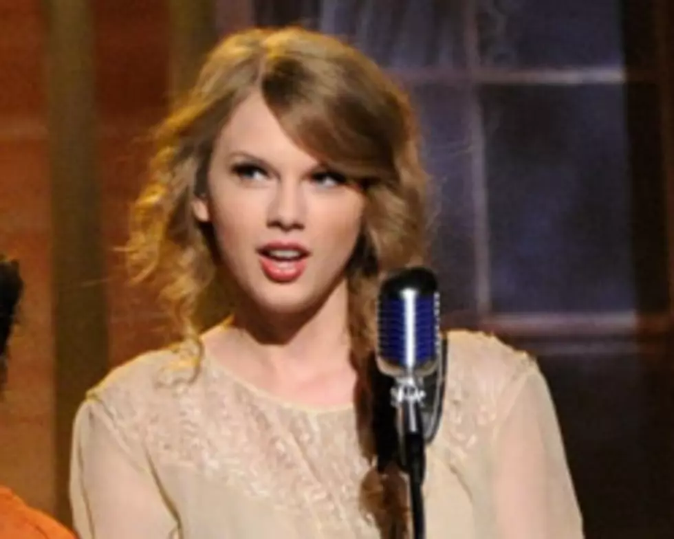 Taylor Swift Covers Mumford and Sons’ ‘White Blank Page’ in New Video