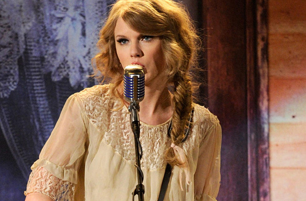 Taylor Swift Calls Out Bullies With Banjo Performance Of Mean At 11 Acms