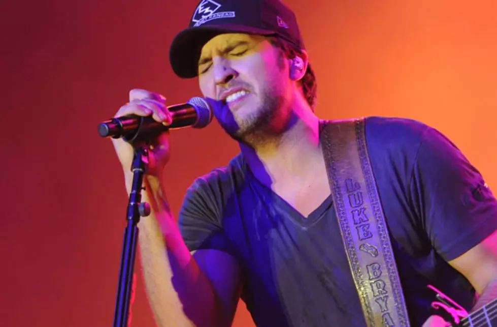 Luke Bryan Gets Plenty of Country Girls to &#8216;Shake It&#8217; in New Video