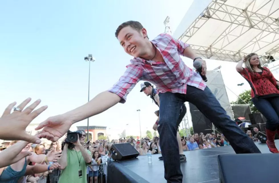 Scotty McCreery Sings &#8216;Take Me Out to the Ball Game&#8217; at Chicago&#8217;s Wrigley Field