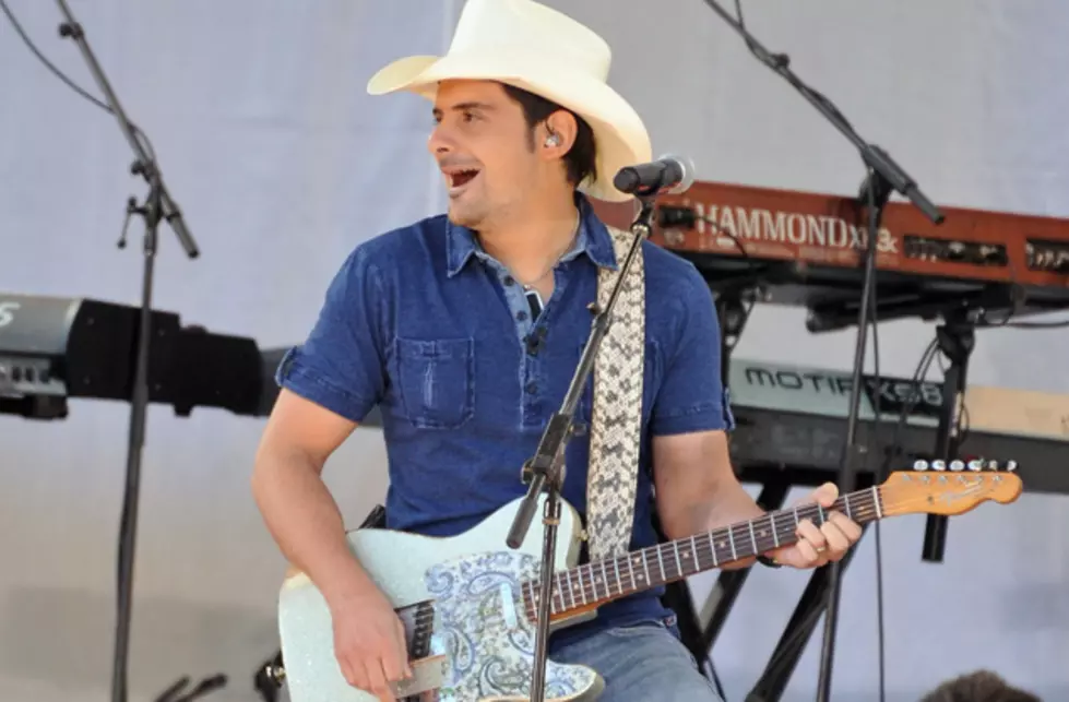 Brad Paisley Kicks Off &#8216;CMA Music Festival: Country&#8217;s Night to Rock&#8217; With &#8216;Working On a Tan&#8217;