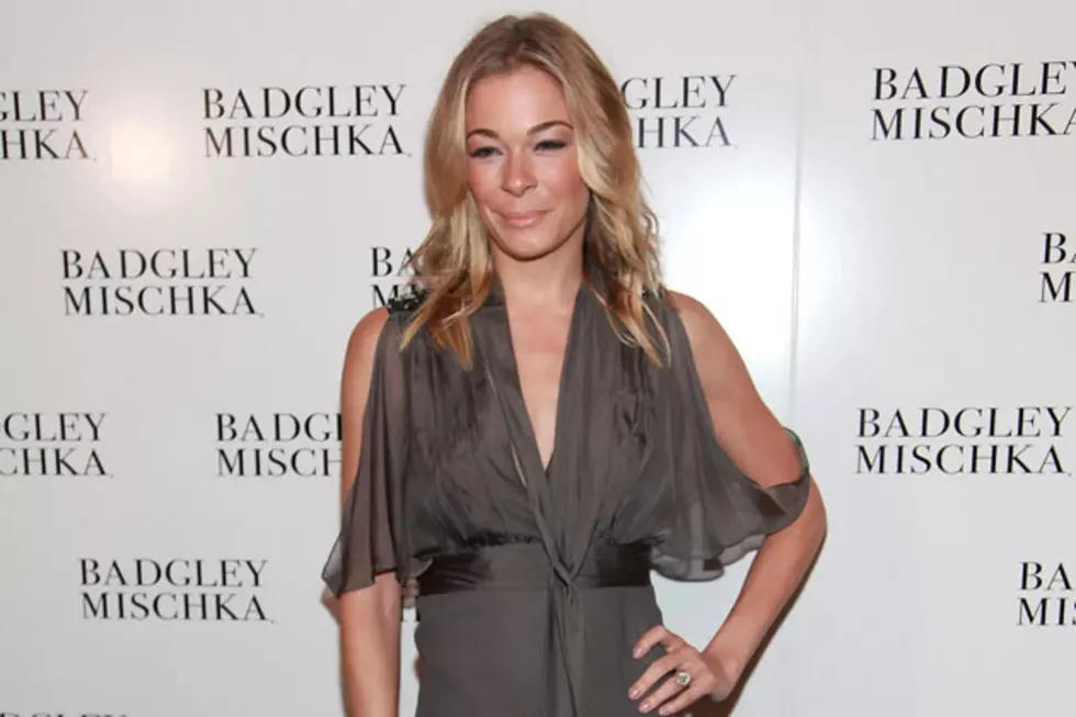LeAnn Rimes Performs ’16 Tons’ on ‘Regis and Kelly’