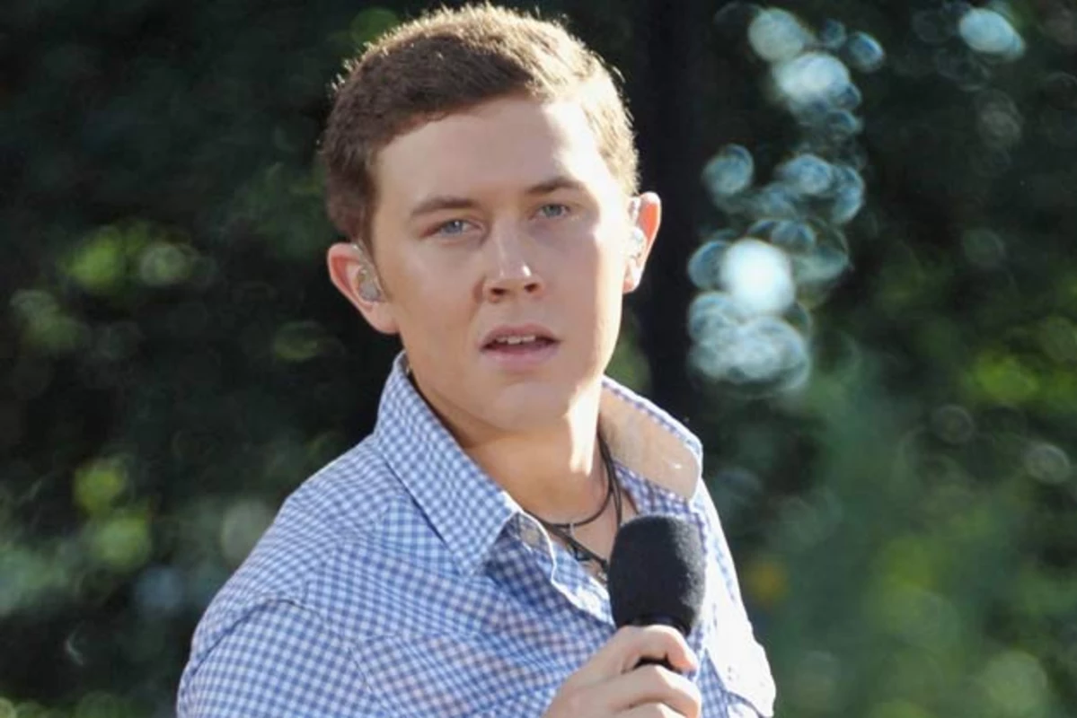 Scotty McCreery Mic Malfunction to Sing National Anthem at
