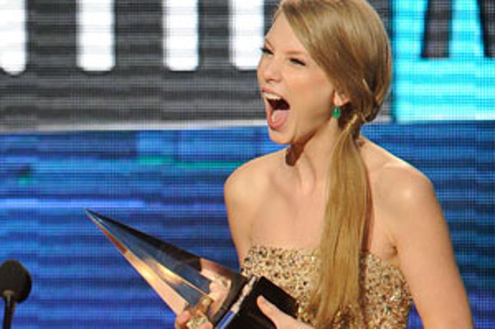 Taylor Swift Takes Home Artist of the Year Award at the 2011 AMAs