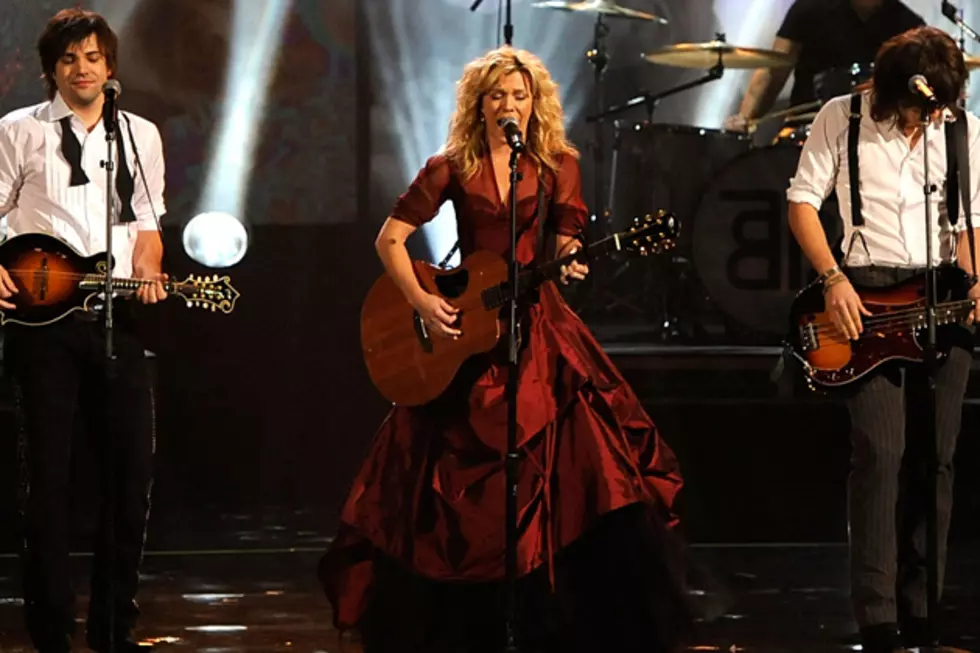 The Band Perry Perform &#8216;Independence&#8217; at 2011 Grammy Nominations Concert