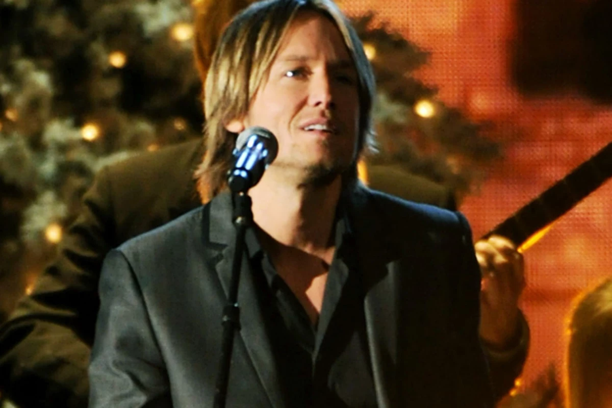 Keith Urban Delivers Moving Performance of ‘The Christmas Song’ on ‘CMA